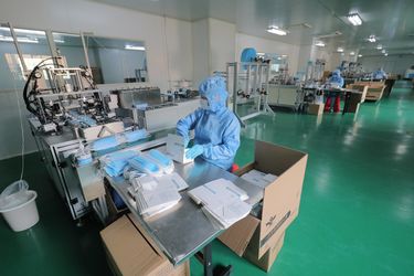 Xinyang Yihe Non-Woven Co., Ltd. कारखाना उत्पादन लाइन